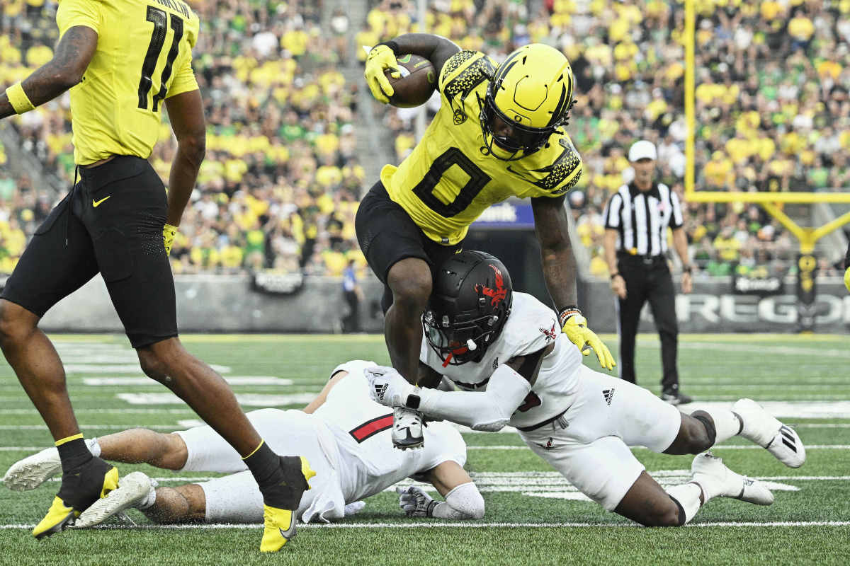 Oregon Ducks running back Mar'Keise Irving (0) picks up a first down against Eastern Washington.